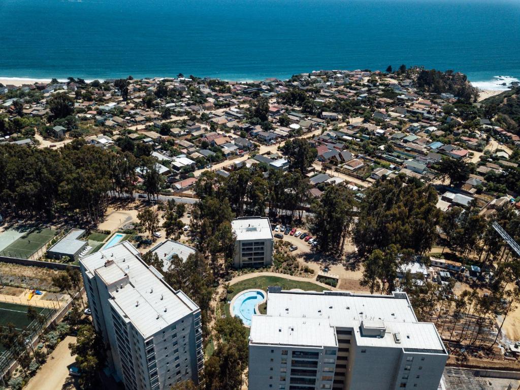 una vista aérea de una ciudad con edificios y el océano en Departamento Algarrobo Norte, en Algarrobo