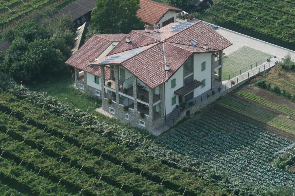 una vista aerea di una casa con tetto di Agritur Stefenelli a Torbole