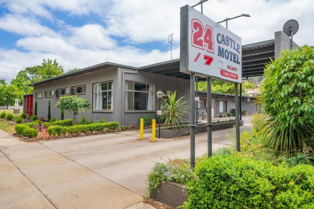 una señal de gasolinera frente a un edificio en Castle Motel, en Castlemaine