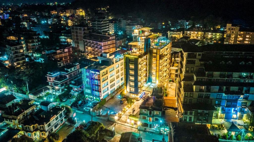 Cảnh Pokhara hoặc tầm nhìn thành phố từ khách sạn