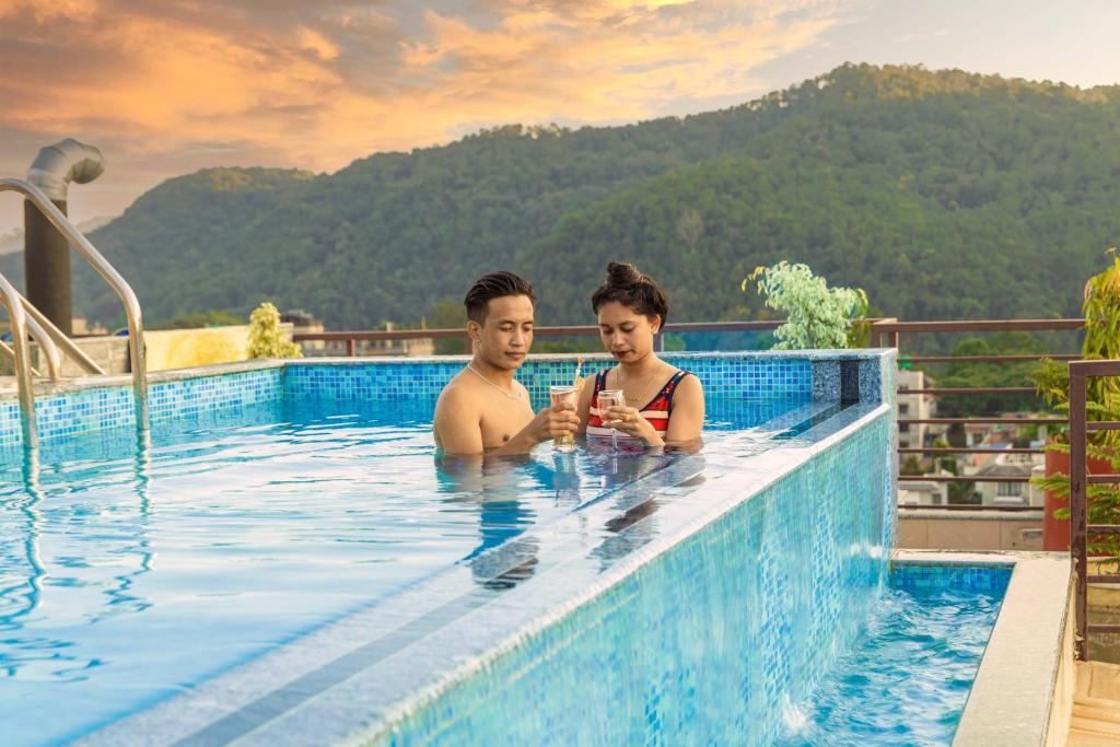 Hồ bơi trong/gần Hotel Shaara
