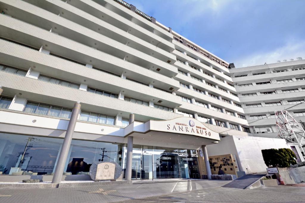 白浜町にあるホテル三楽荘の正面に看板がある大きな建物