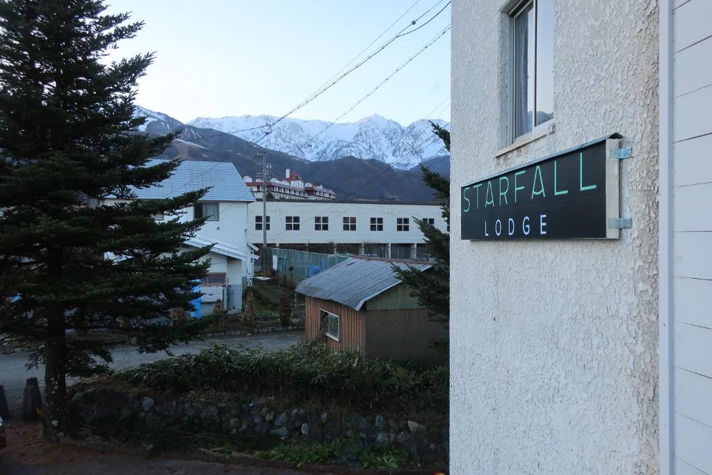 Nespecifikovaný výhled na hory nebo výhled na hory při pohledu z hostelu