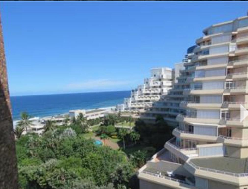 un gran edificio de apartamentos con el océano en el fondo en Unit 62 Sealodge Umhlanga Beach en Durban