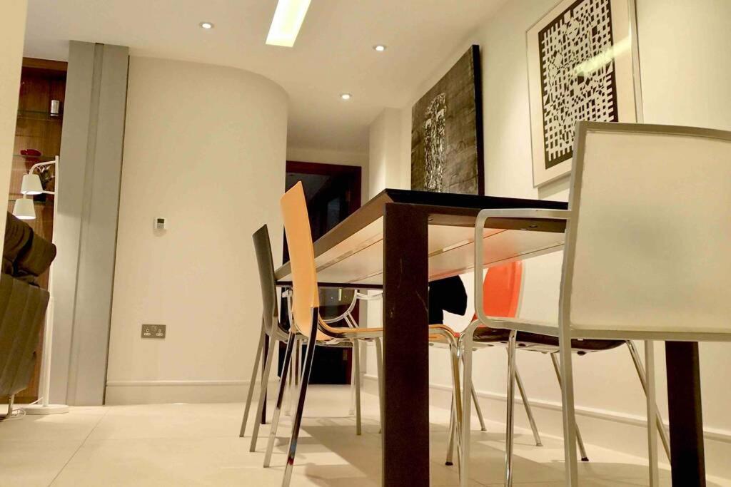 a dining room with a table and chairs at Marylebone Mayfair Hyde & Regents Park w1 in London
