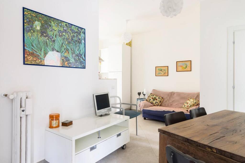 Sala de estar blanca con sofá y mesa en Appartamento Michelino - in fiera portello, en Milán