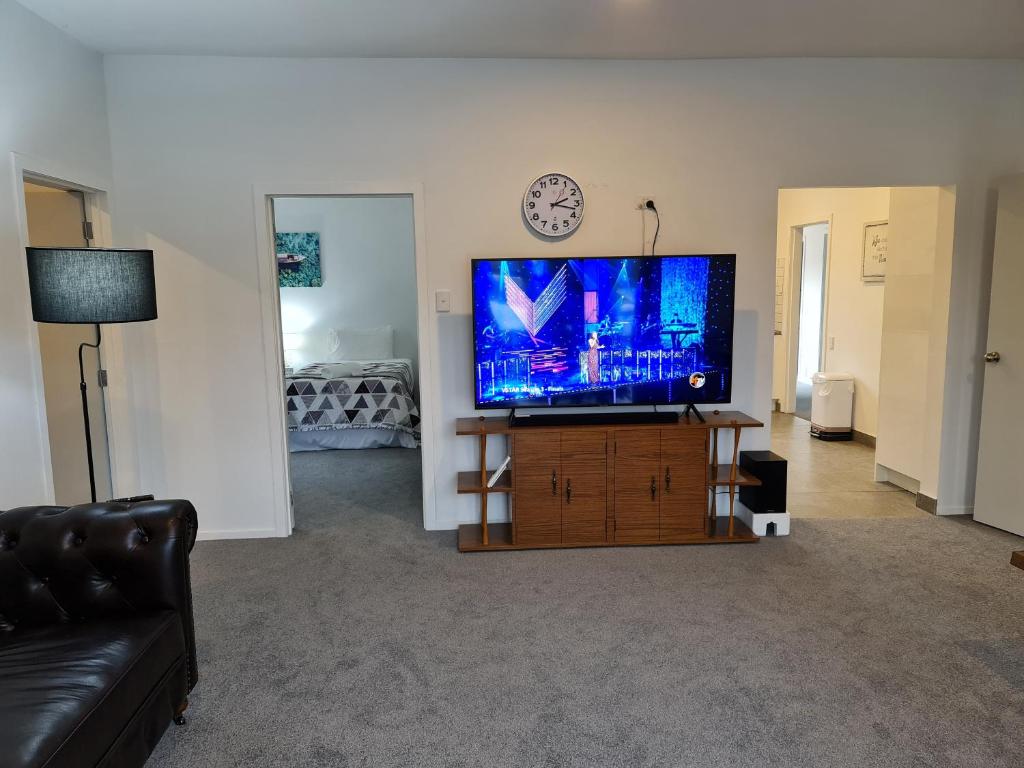 TV a/nebo společenská místnost v ubytování J&L Boarding Holiday House