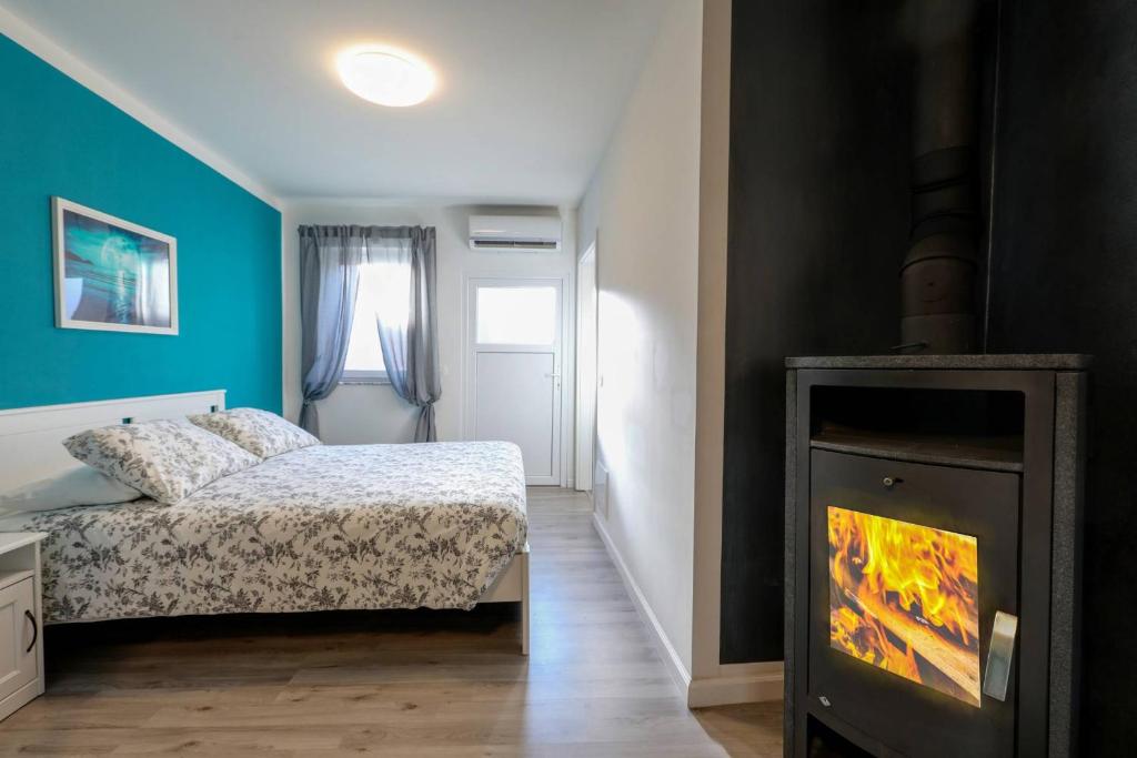 a small bedroom with a bed and a fireplace at Affittacamere Scenario in Fogliano Redipúglia