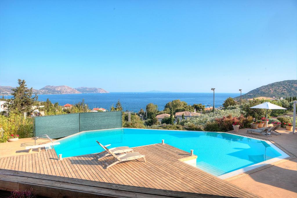 basen na tarasie z widokiem na ocean w obiekcie LYCIPONON Villa w mieście Anavissos