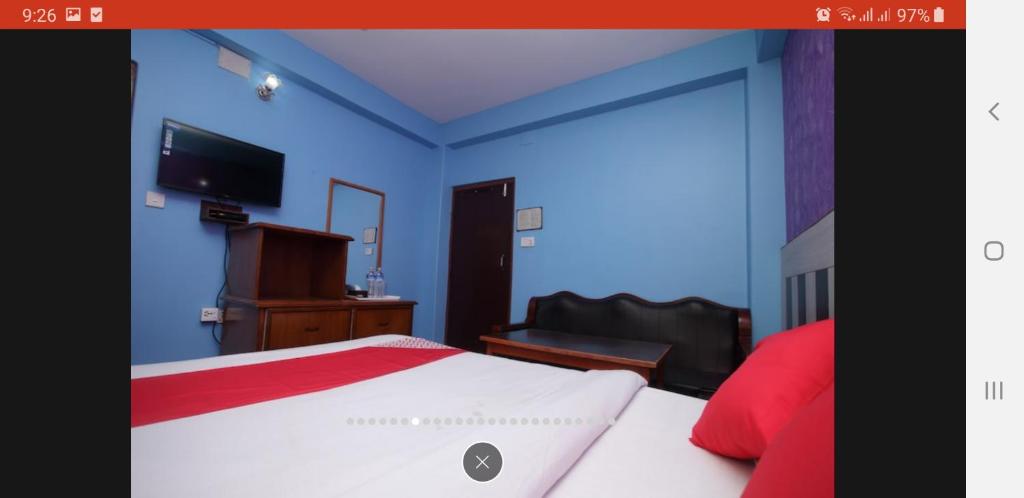 Rúm í herbergi á Hotel Middle Point Pvt Ltd