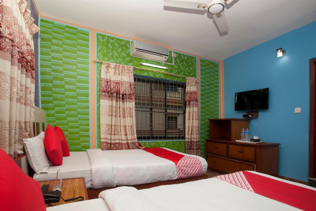 Rúm í herbergi á Hotel Middle Point Pvt Ltd