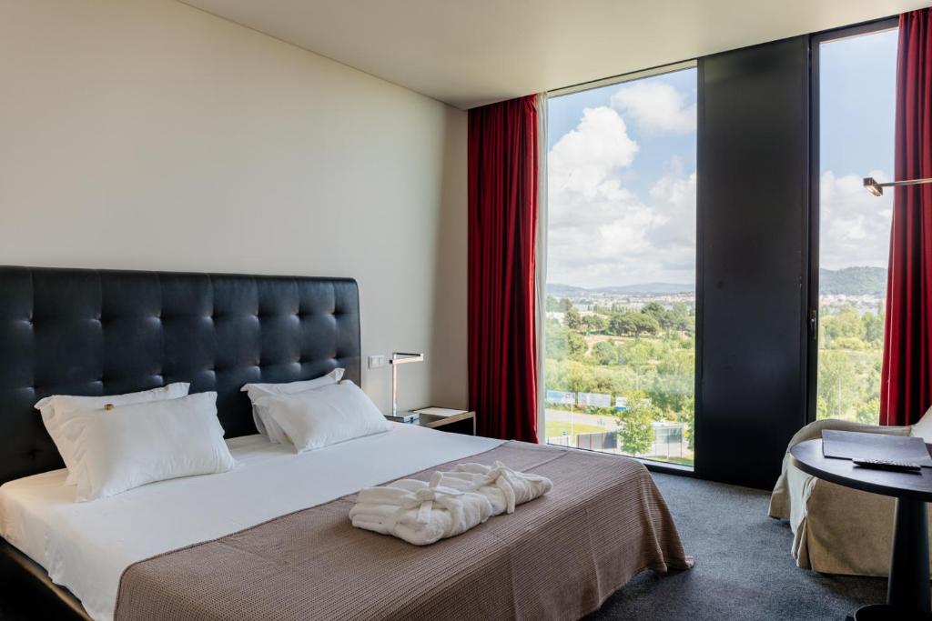 Uma cama ou camas num quarto em Axis Viana Business & SPA Hotel