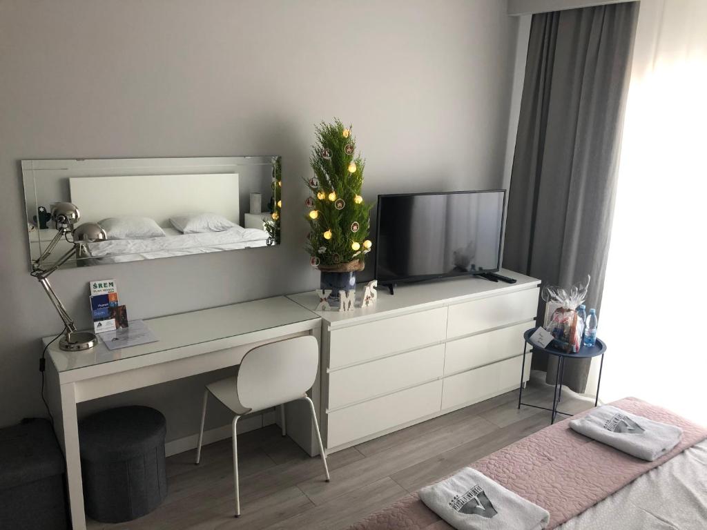 TV a/nebo společenská místnost v ubytování Apartament KORNER Chełmońskiego Śrem