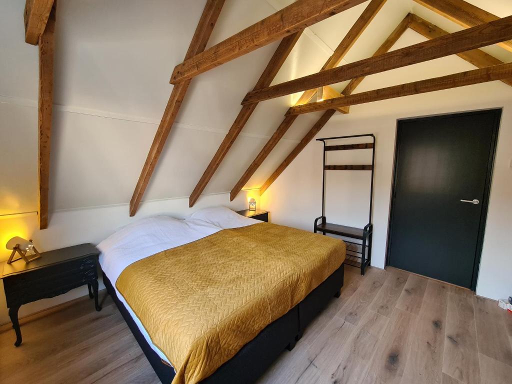 Postel nebo postele na pokoji v ubytování Dorpshuus Hellendoorn