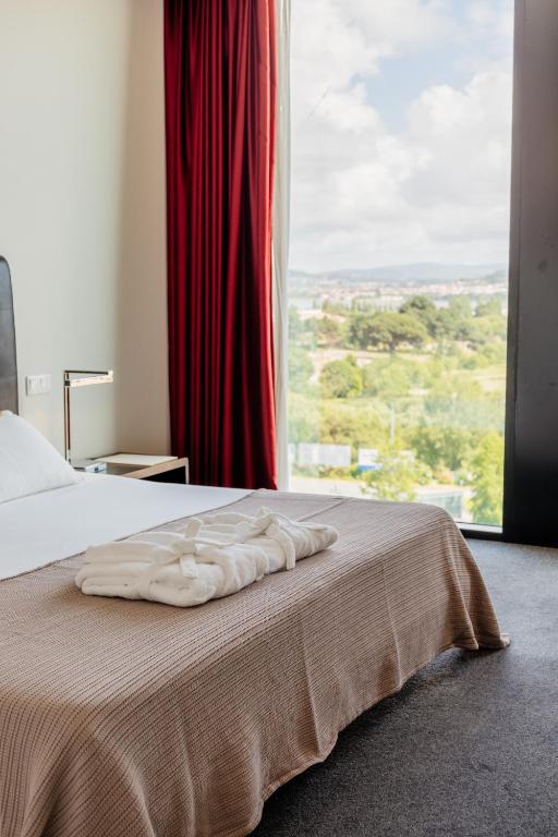 Uma cama ou camas num quarto em Axis Viana Business & SPA Hotel