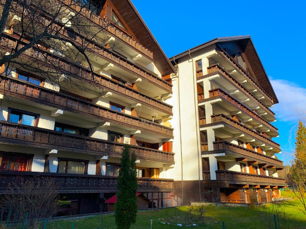 - un bâtiment avec des balcons sur le côté dans l'établissement Francesco's Mountain Apartment, à Predeal