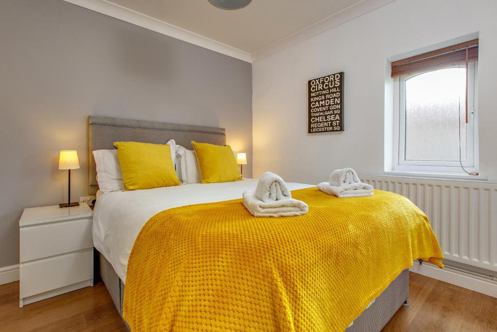 sypialnia z łóżkiem z ręcznikami w obiekcie Chestnut Cottage w mieście Felbrigg