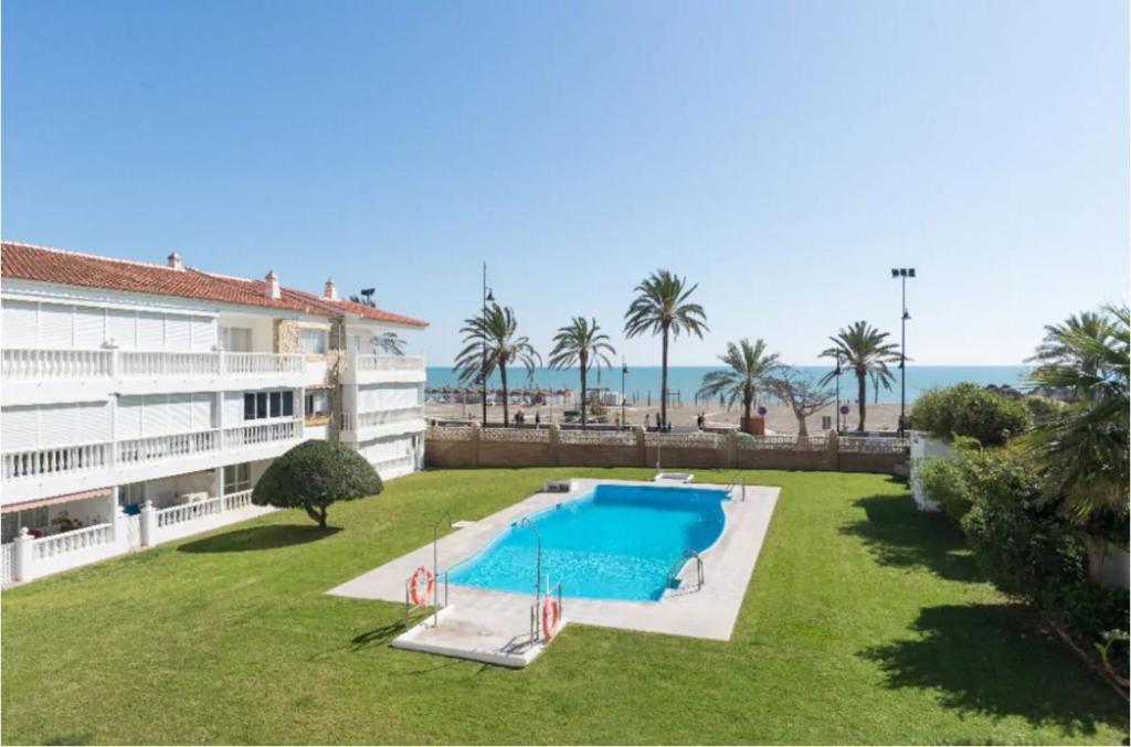 - une piscine dans une cour à côté d'un bâtiment dans l'établissement Torremolinos Playamar Primera Linea de Playa Urb. La Farola, à Torremolinos