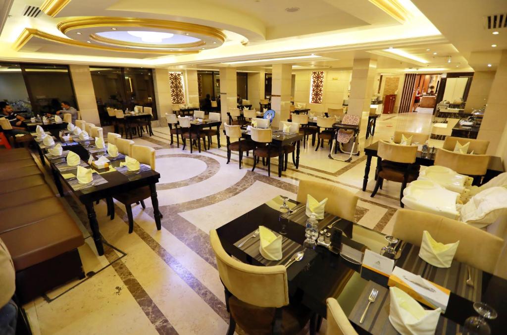 an overhead view of a restaurant with tables and chairs at Ras Al Khaimah Hotel in Ras al Khaimah
