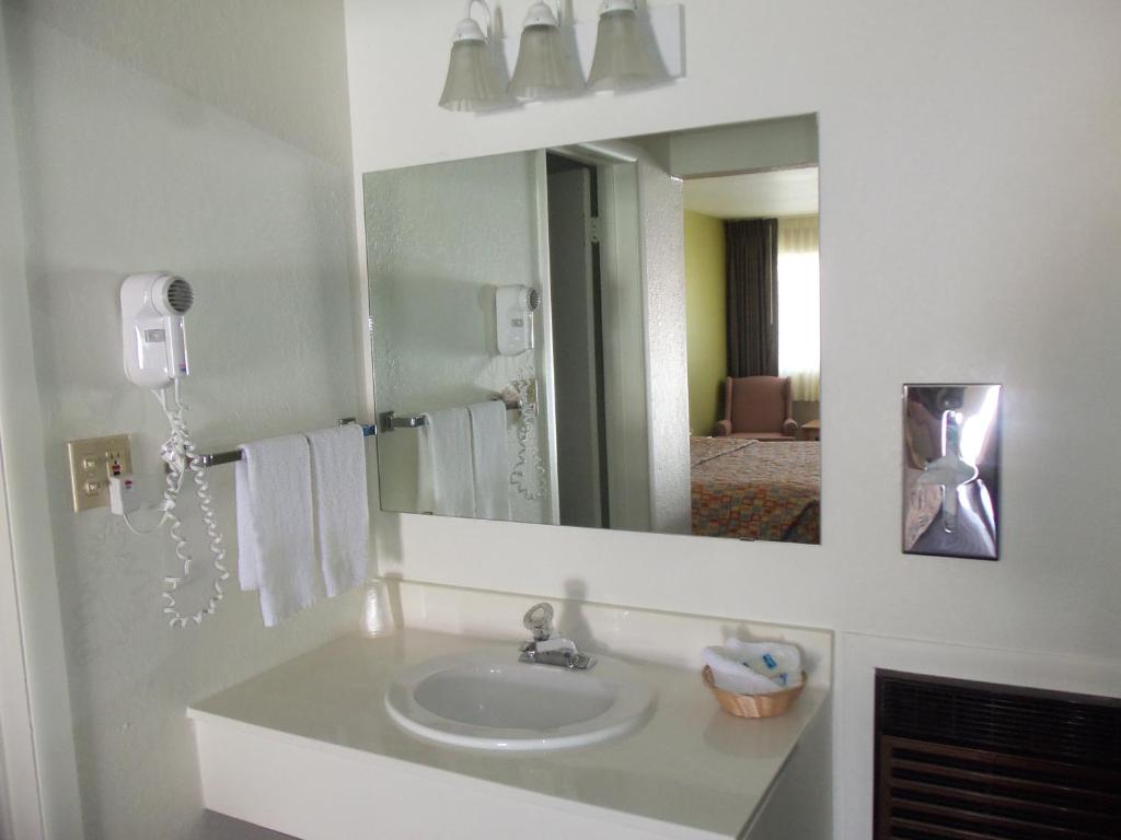 Rodeway Inn Gunnison - Crested Butte - Deluxe Queen Room With Two Queen Beds - No Pets