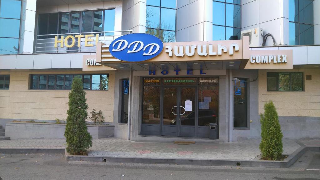 un hôtel avec un panneau à l'avant dans l'établissement DDD Hotel, à Erevan