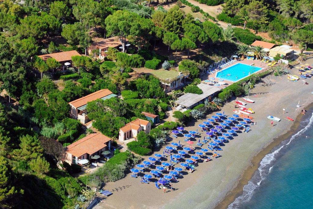 una vista aérea de un complejo con una playa con sombrillas en Hotel Capo Sud en Lacona