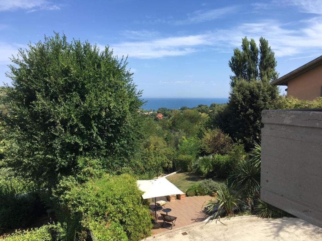 ペーザロにあるAppartamenti Pesaro Mare Ledimarの海の景色を望む庭園