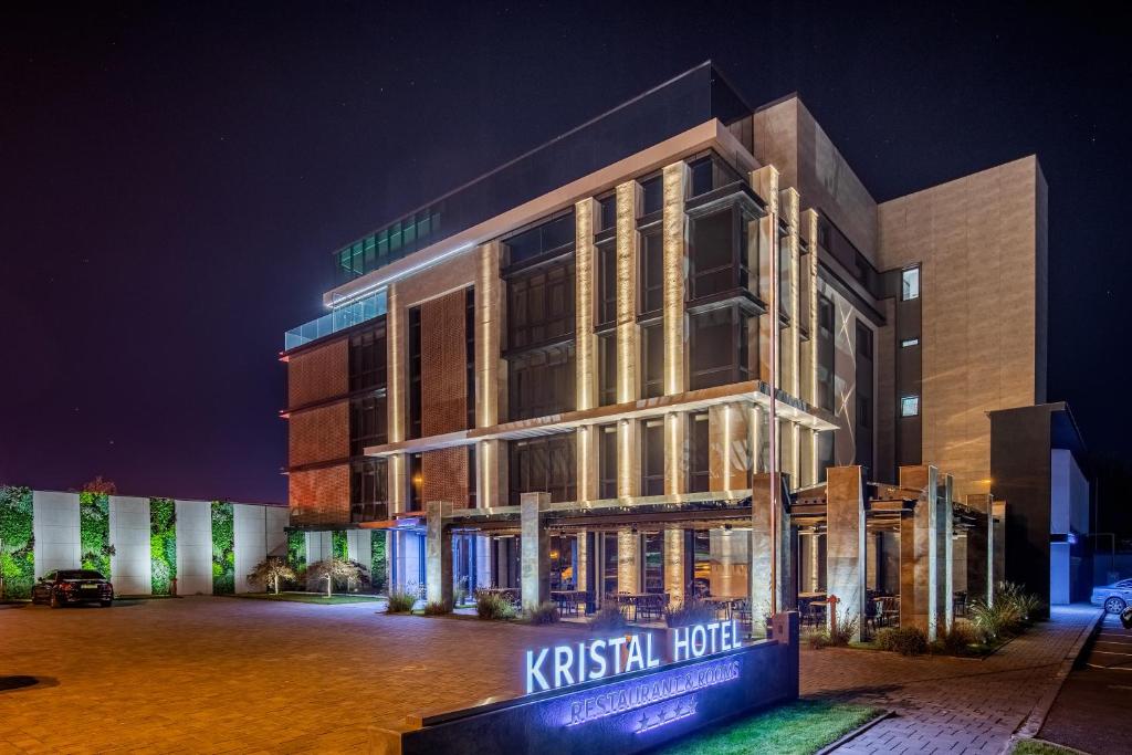 akritkrit hotel is a luxury hotel at night at Hotel Kristal Focsani in Focşani