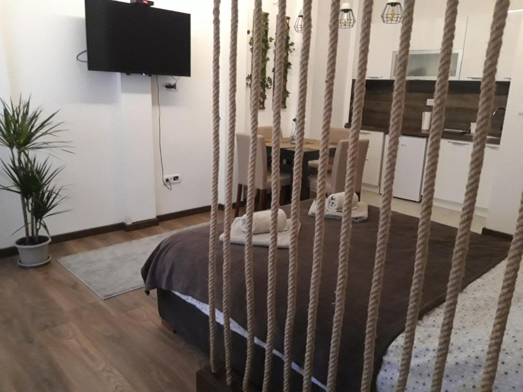 Vilovski في Vračar (historical): غرفة نوم بسرير مع سرير خشبي
