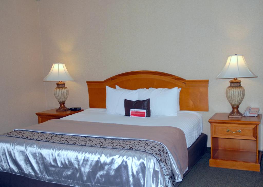 Postel nebo postele na pokoji v ubytování Ramada by Wyndham Olympia