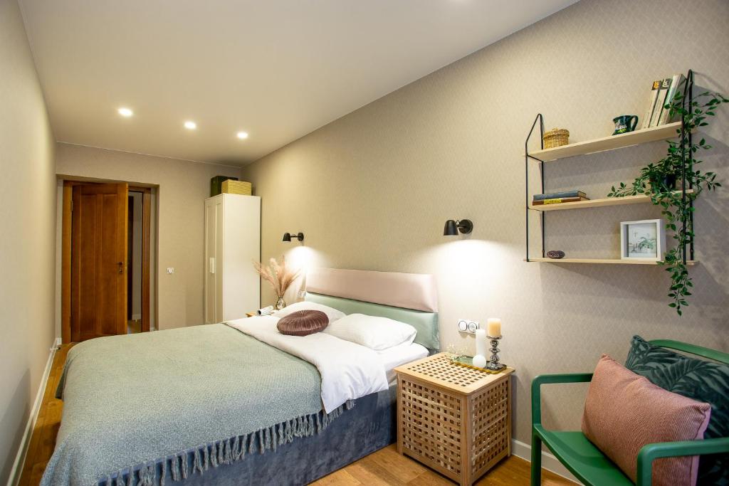 - une chambre avec un lit et une chaise dans l'établissement Luxury Apartment with 2 bedrooms in the city center, à Mykolaïv