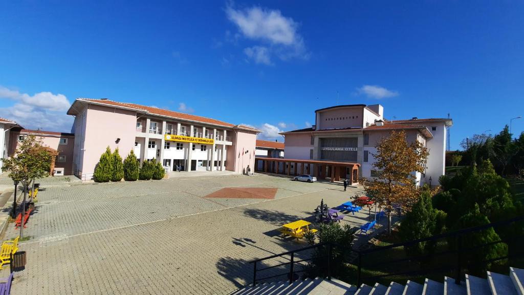 an empty parking lot in front of a building at Selimpaşa Borsa İstanbul MTAL Uygulama Oteli in Silivri