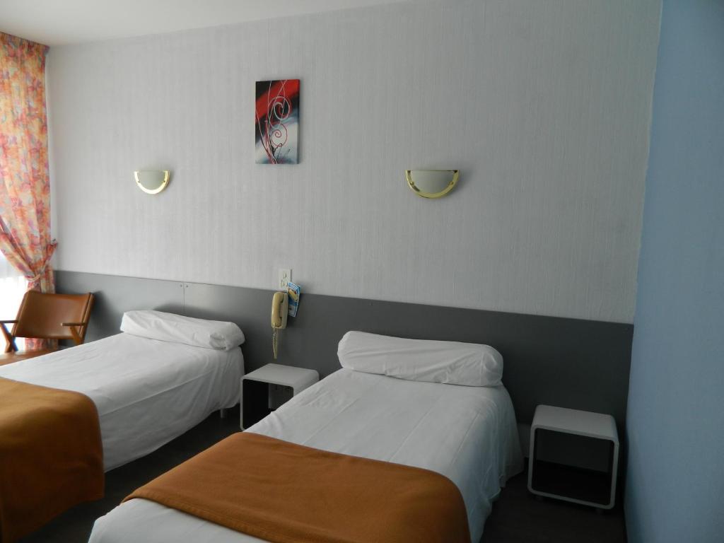 Postel nebo postele na pokoji v ubytování Logis Hôtel L'Elancèze