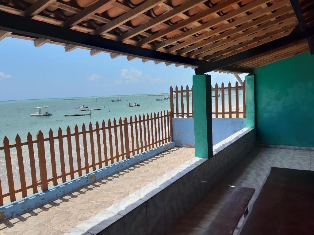 - une vue sur la plage depuis le balcon d'une maison dans l'établissement Casa verde milagres, à Maceió