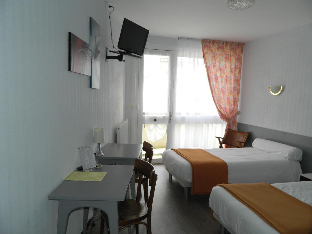 Postel nebo postele na pokoji v ubytování Logis Hôtel L'Elancèze