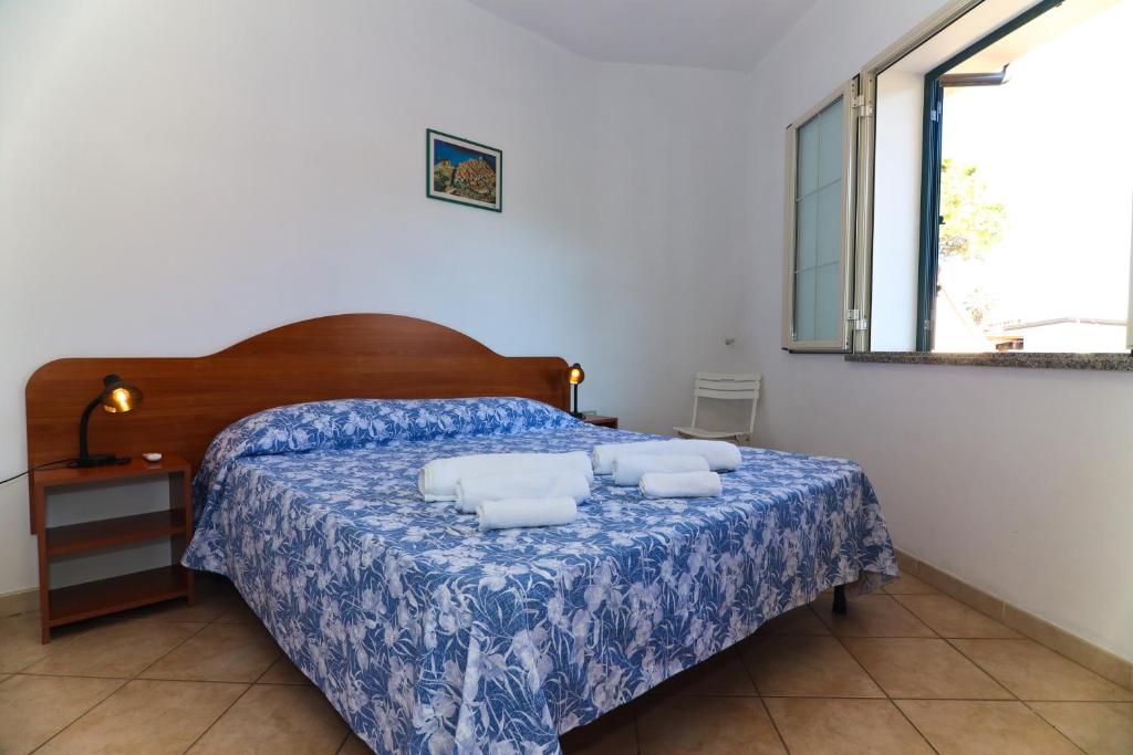 帕爾蓋利亞的住宿－馬雷布魯之家度假屋，一间卧室配有一张带两个枕头的床