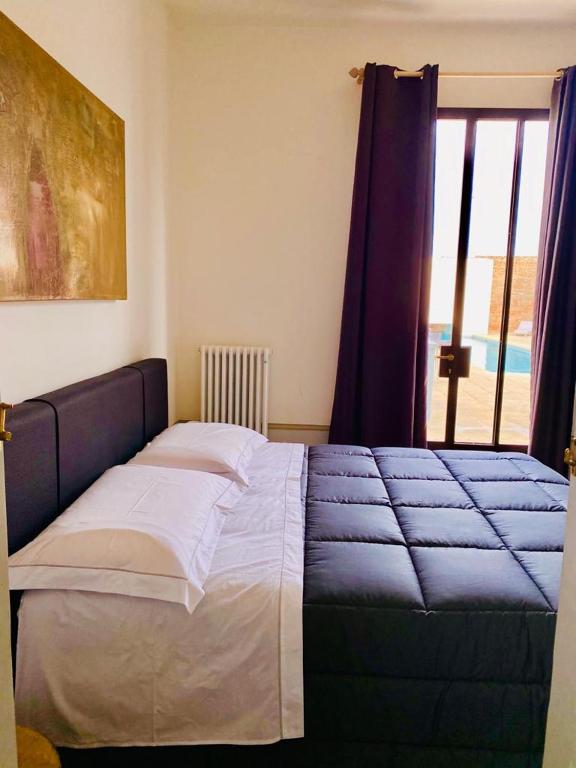 ガラトーネにあるMasseria Salentoのベッドルーム1室(大型ベッド1台、窓付)