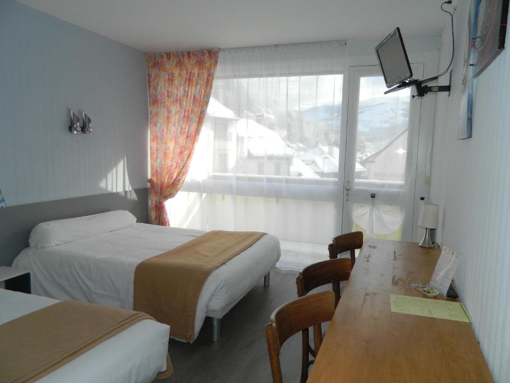 Postel nebo postele na pokoji v ubytování Logis Hôtel L'Elancèze