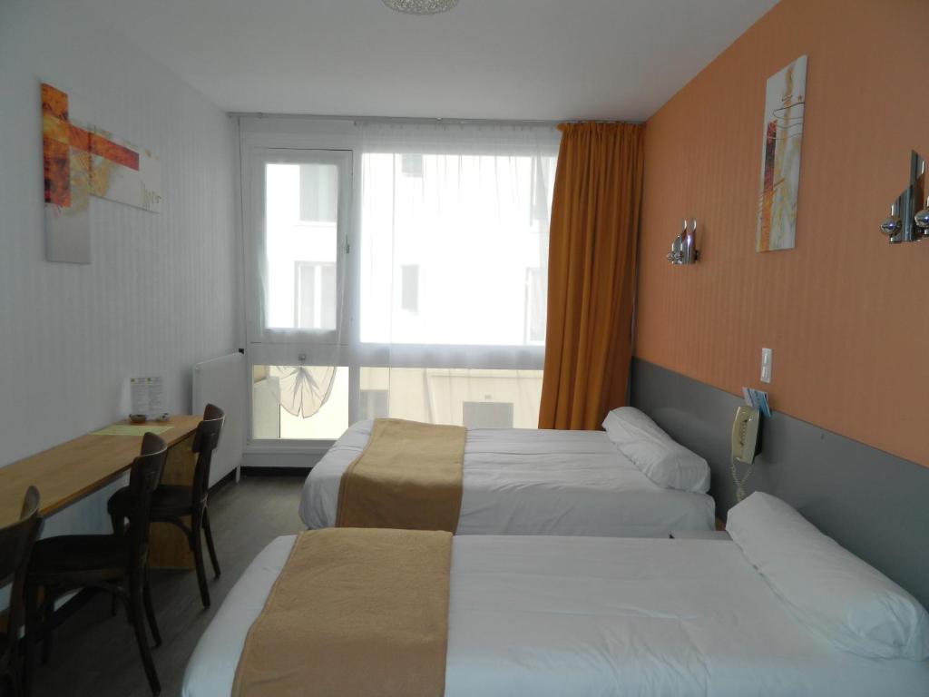 Postel nebo postele na pokoji v ubytování Logis Hôtel L'Elancèze