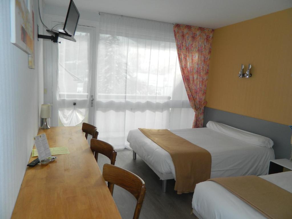 Postel nebo postele na pokoji v ubytování Logis Hôtel L'Elancèze
