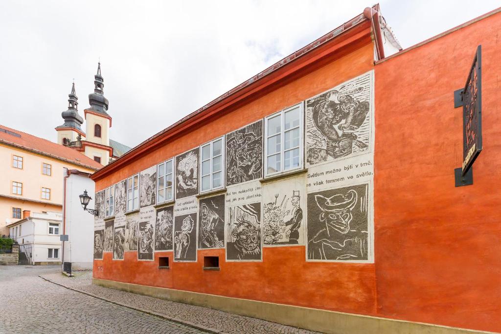 une peinture murale sur le côté d'un bâtiment avec des dessins sur celui-ci dans l'établissement Pension Paseka, à Litomyšl