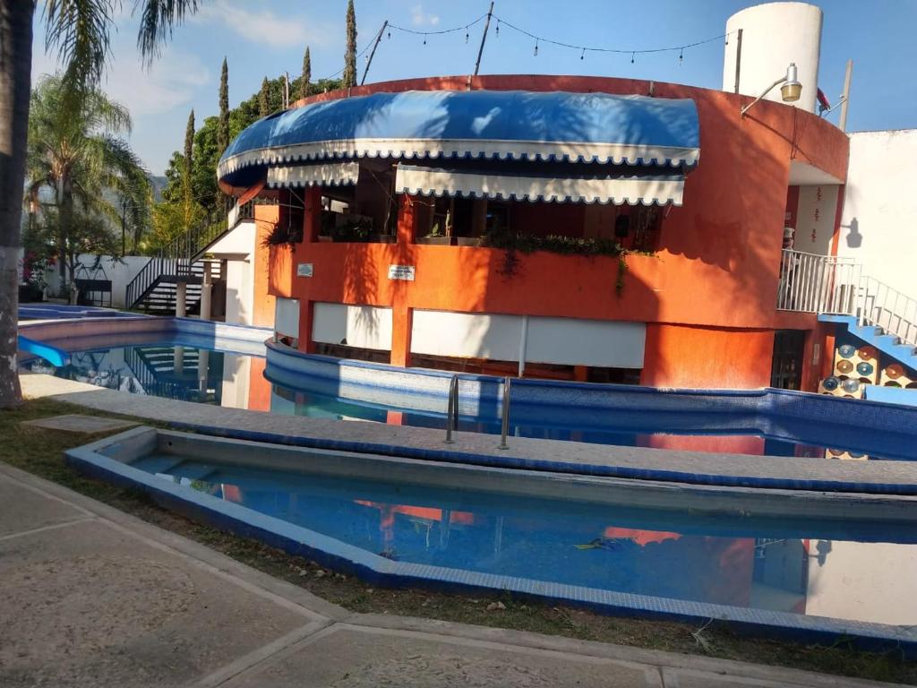 um barco em uma piscina em um parque aquático em Desarrollo Turistico em Oaxtepec