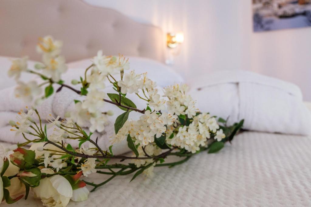Postel nebo postele na pokoji v ubytování La Bella Ostuni Suites