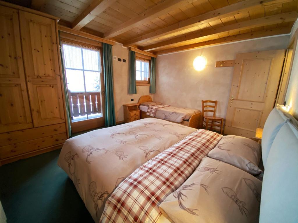 een slaapkamer met 2 bedden in een kamer bij Bait Ables in Livigno