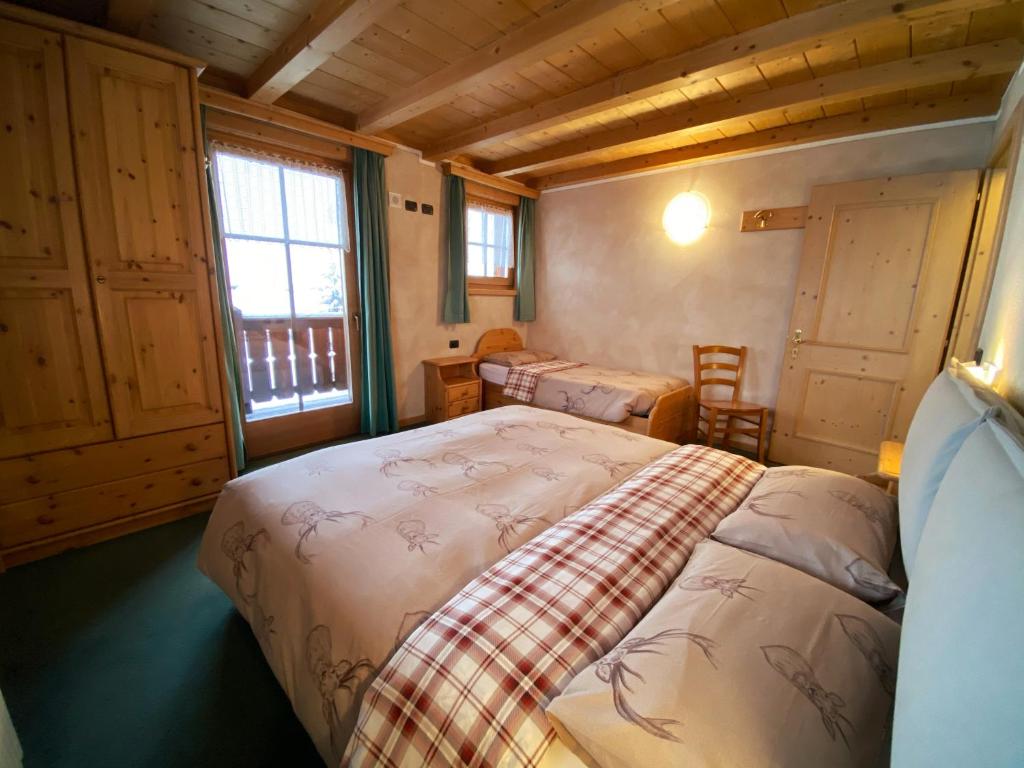 um quarto com duas camas num quarto em Bait Ables em Livigno