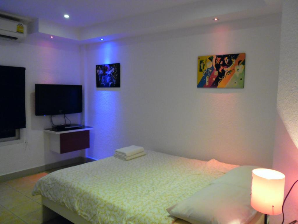TV a/nebo společenská místnost v ubytování Swiss Food Restaurant and room for rent
