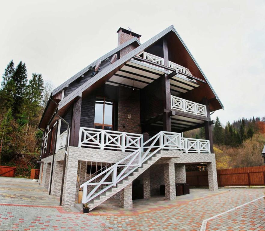 ein Haus mit einer Seitentreppe in der Unterkunft Villa Tukhlay in Tukhlya