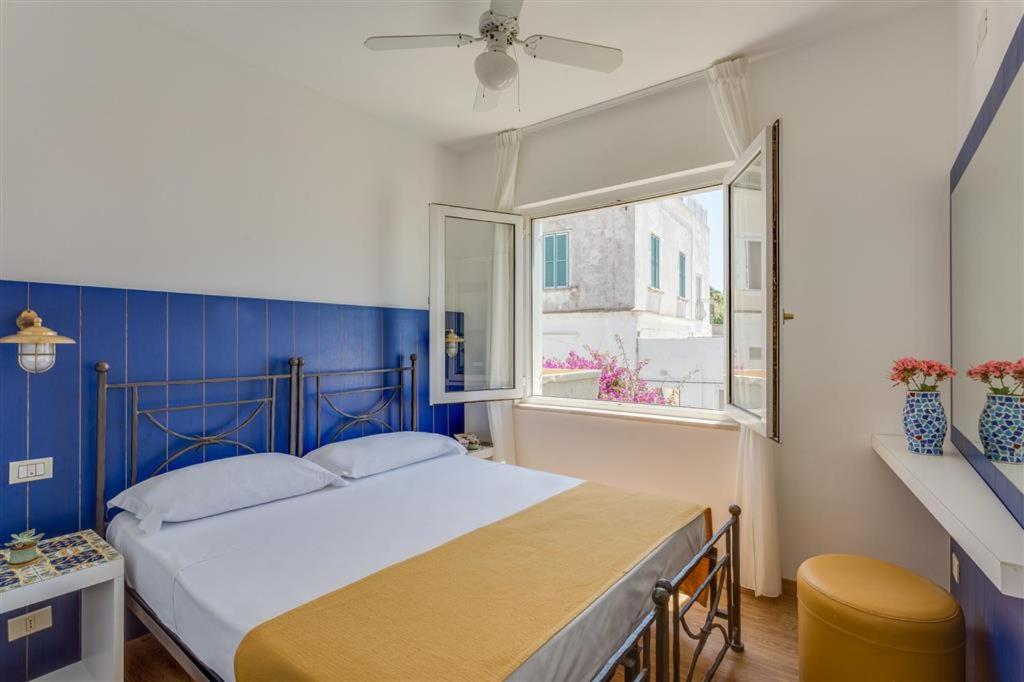 Postel nebo postele na pokoji v ubytování Hotel Torre Dei Borboni