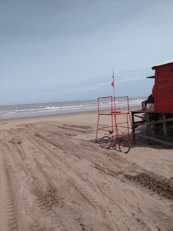 un salvavidas rojo en la playa en Casa en Las Toninas Buenos Aires en Las Toninas