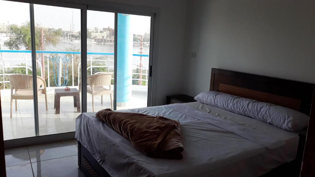 Postel nebo postele na pokoji v ubytování Hofni Palace Nile Niew